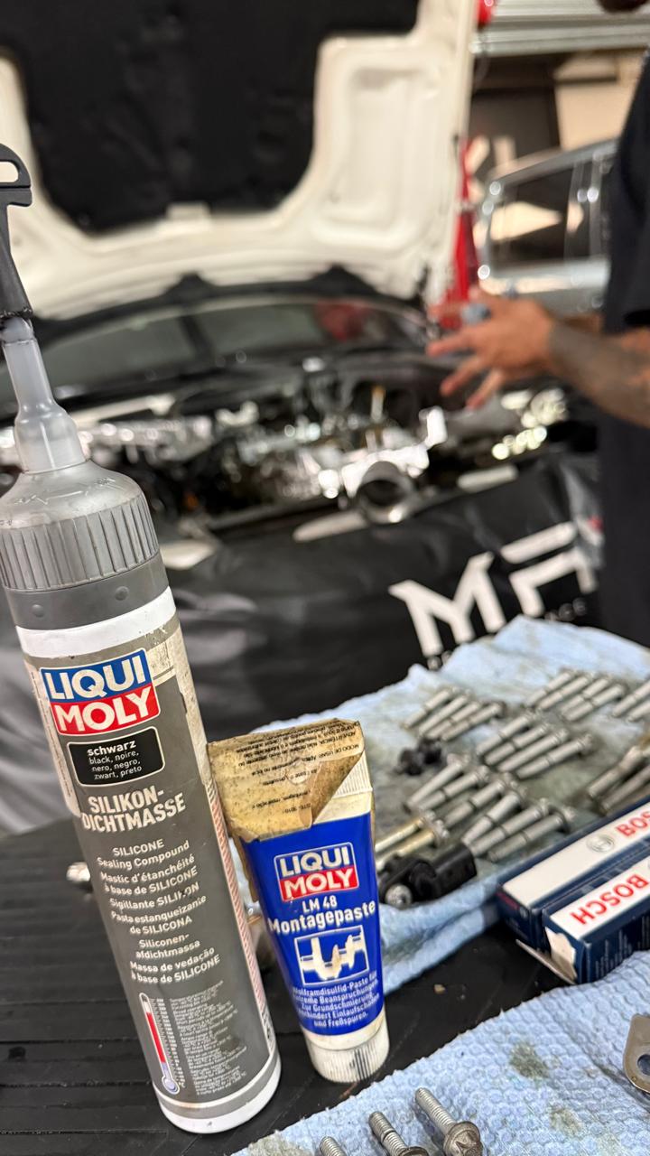Bancada da Maxi Chip com produtos Liqui Moly e Bosch e injetores organizados