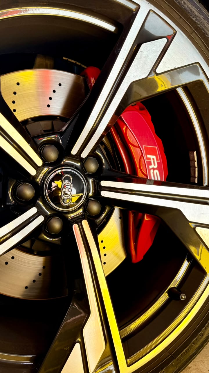Roda de Audi RS na oficina Maxi Chip em Uberlândia, com pinça de freio vermelha e disco ventilado à mostra